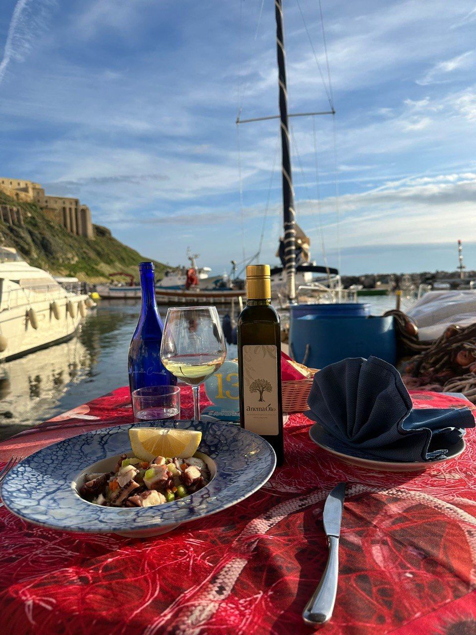 Insalata di polpo con vista sul porto della Corricella